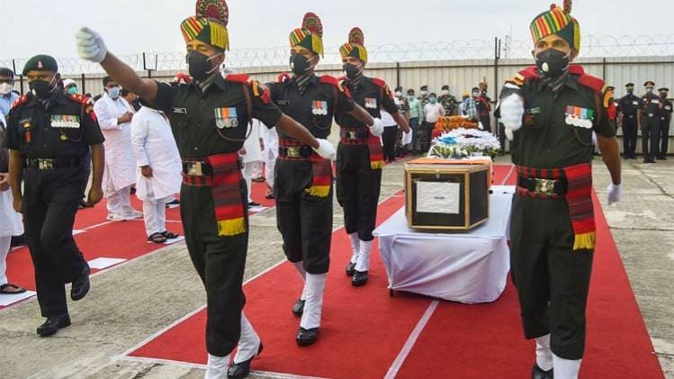 पार्थिव शरीर के पटना पहुंचने के बाद शहीद सुनील कुमार का किया गया सम्मान (PTI)