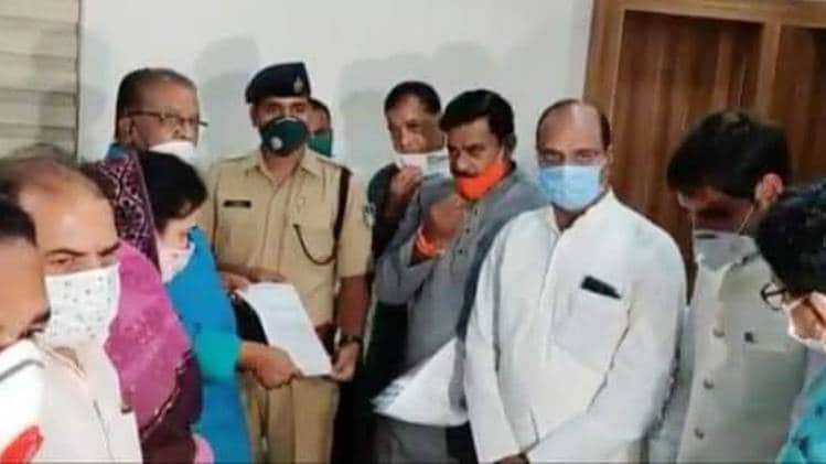 दिग्विजय सिंह के खिलाफ लिखित शिकायत (Photo- Aajtak)