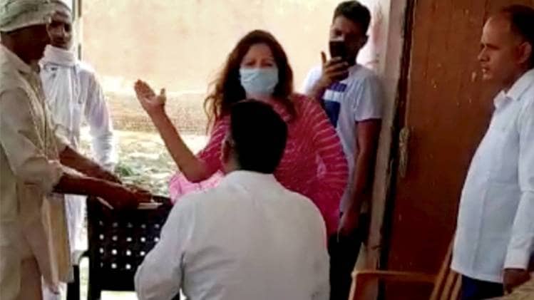 बीजेपी नेता सोनाली फोगाट ने अधिकारी को जड़ा थप्पड़ 