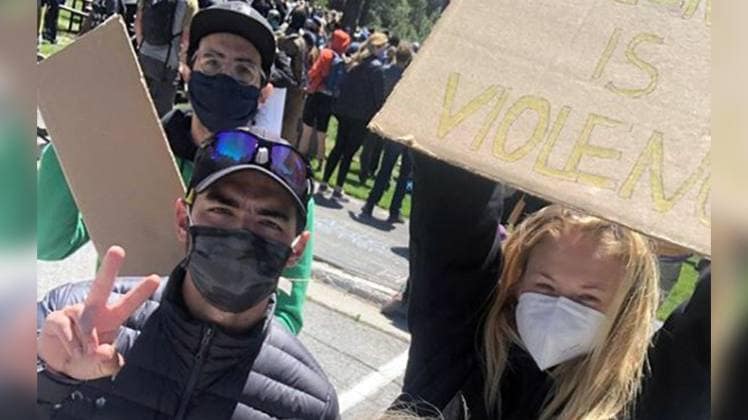 जो जोनस संग सोफी टर्नर मास्ट लगाए हुए