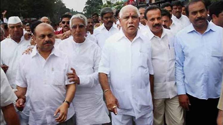 कर्नाटक के सीएम बीएस येदियुरप्पा अपने नेताओं के साथ 