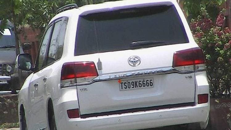 सीएम के काफिले की कार