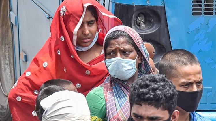 देश में जारी है कोरोना का कहर (PTI)