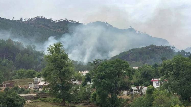 जम्मू-कश्मीर में नियंत्रण रेखा (LoC) पर पाकिस्तान की तरफ से फायरिंग (फाइल फोटो-PTI)