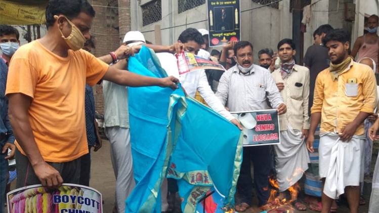 वाराणसी में व्यापारियों ने किया प्रदर्शन 