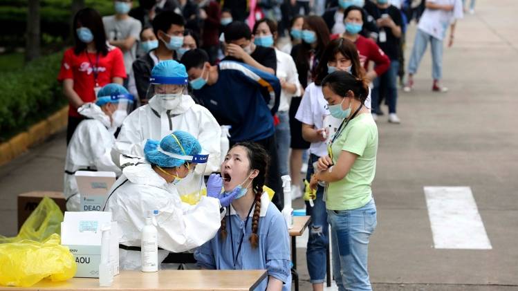 चीन के वुहान में लोगों का किया गया कोरोना टेस्ट (फोटो-AP)