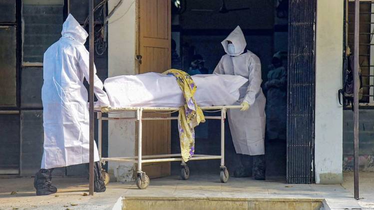 कोरोना वायरस की वजह से जा रही है लोगों की जान (फाइल फोटो: PTI)