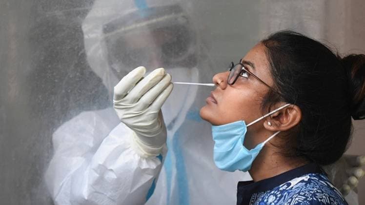 कोरोना वायरस की टेस्टिंग (फाइल फोटो-PTI)