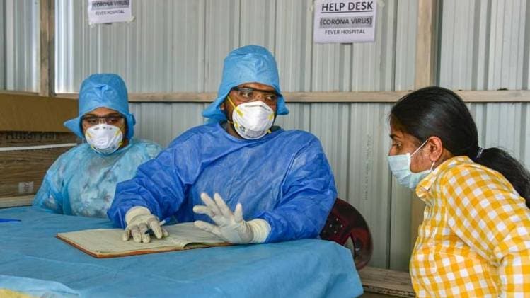 देश में कोरोना के मामले तेजी से बढ़ रहे (फाइल फोटो)