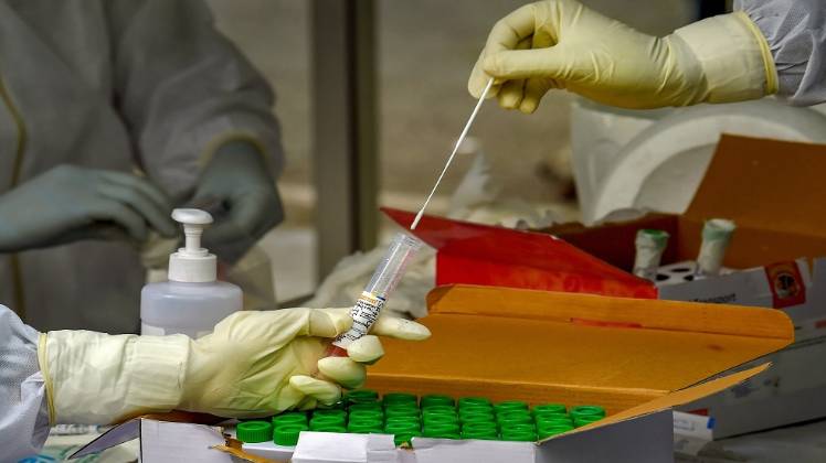 दिल्ली में लगातार बढ़ रहे हैं कोरोना के केस (फोटो- PTI)