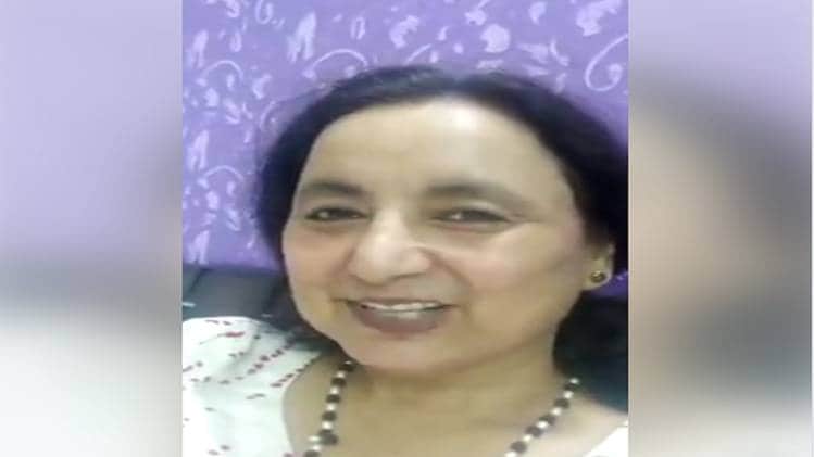 कोरोना का घरेलू नुस्खा बता रही महिला