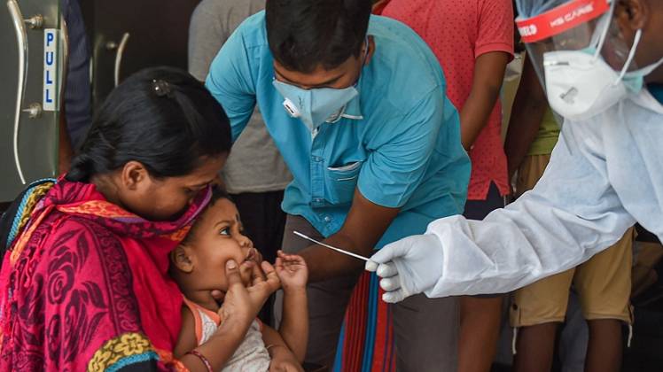 कोरोना वायरस की टेस्टिंग (फाइल फोटो-PTI)