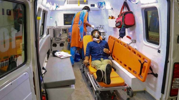 दिल्ली में बढ़ रहे कोरोना मरीजों के लिए होटलों में बेड बनाने की तैयारी जारी (पीटीआई)