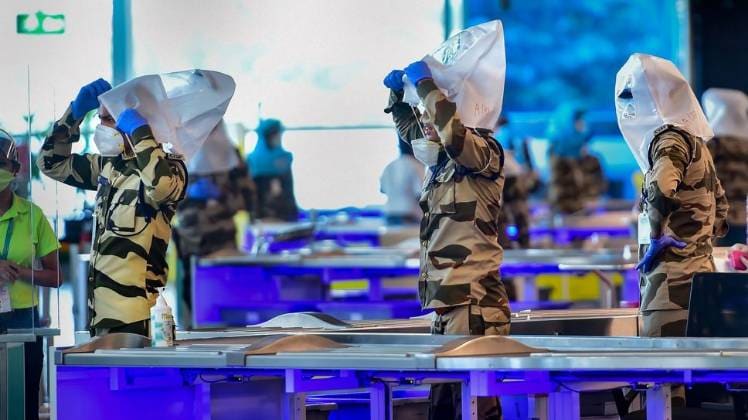 अधिकारी के कोरोना पॉजिटिव मिलने के बाद कॉन्टैक्ट ट्रेसिंग जारी (फाइल फोटो-PTI)