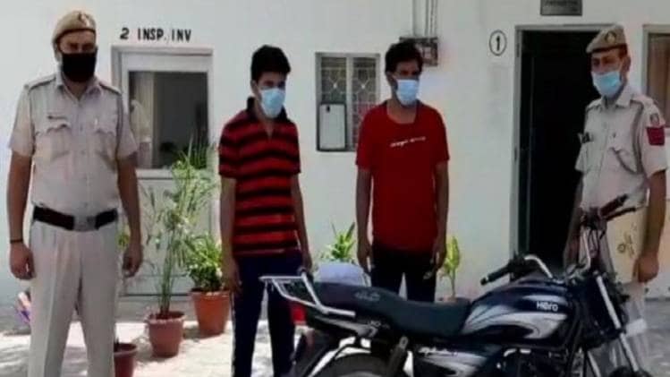 दिल्ली पुलिस ने दो बदमाशों को गिरफ्तार किया है (फोटो- आजतक)