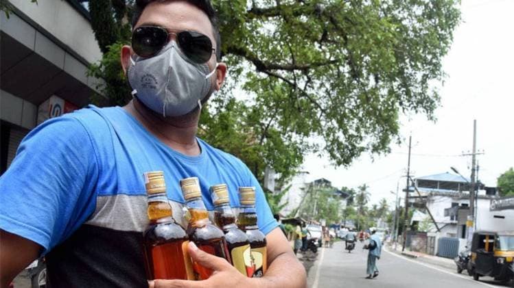 दिल्ली में सस्ती हुई शराब (PTI)