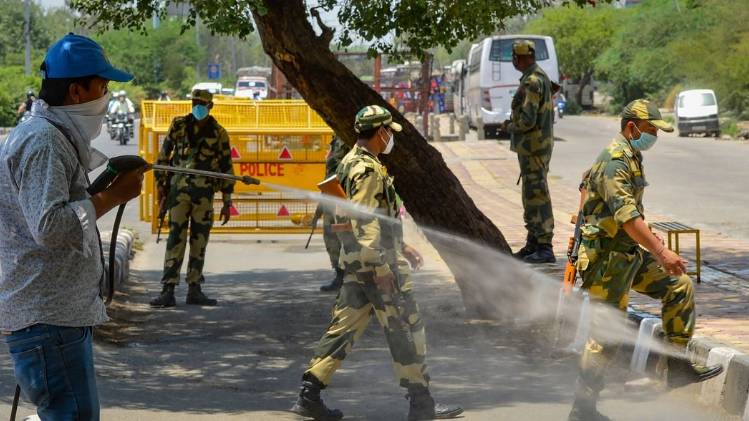 दिल्ली में दवा छिड़काव करता सफाई कर्मचारी (फोटो- पीटीआई)