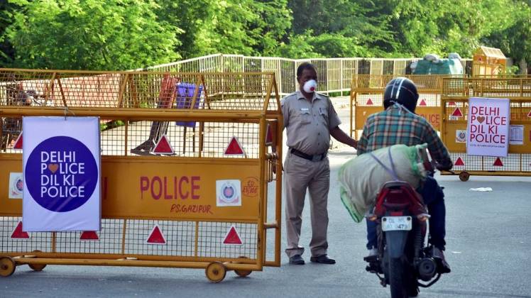 दिल्ली पुलिस चला रही है ऑपरेशन मास्क मैन (फोटो-PTI)