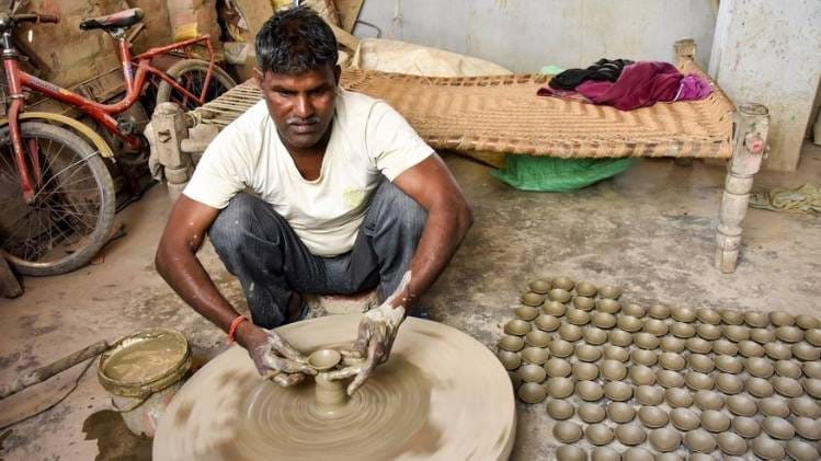 लखनऊ में दीया बनाता कुम्हार (फोटो- पीटीआई)