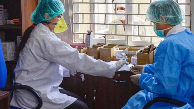 मुंबई में कोरोना की रफ्तार में कमी (फाइल फोटो- Aajtak)