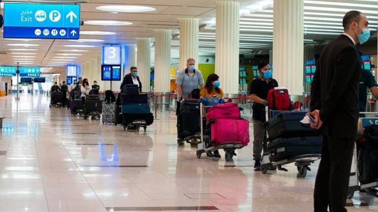 दुबई में एक एयरपोर्ट पर यात्री (फोटो-PTI)