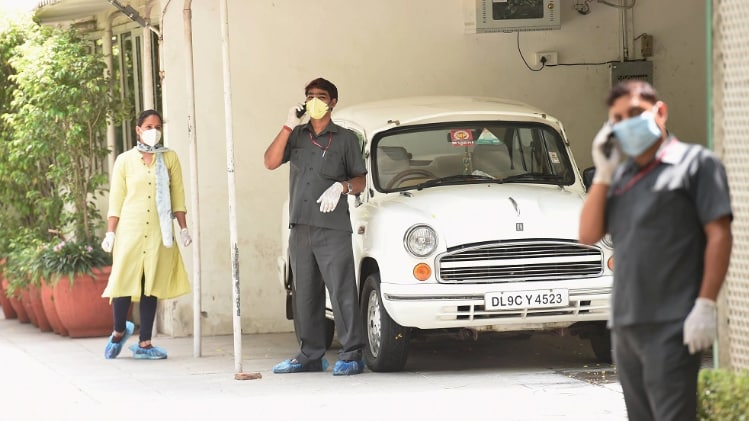 अहमद पटेल के घर पर पहुंचे ईडी के अधिकारी (फोटो-PTI)