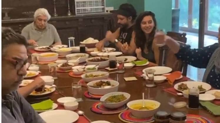 फरहान संग पूरा परिवार