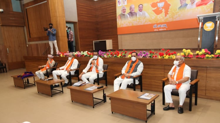गुजरात उपचुनाव के लिए बीजेपी की बैठक (फोटो-आजतक)