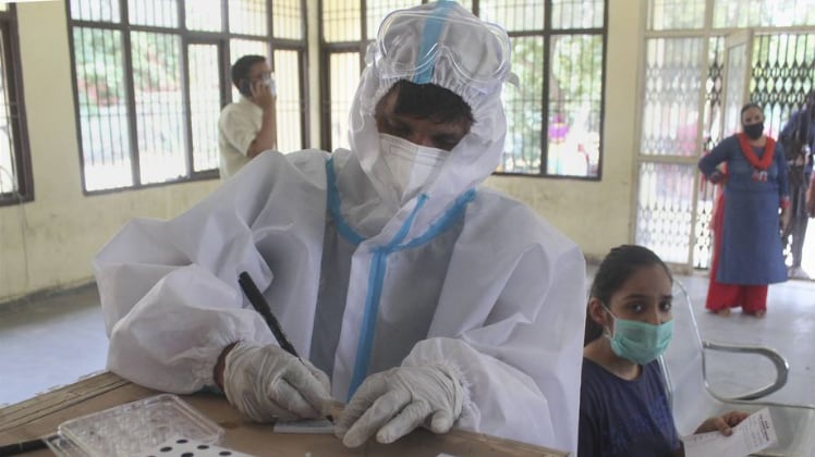 महामारी शुरू होने के बाद से ही मुंबई भारत में सबसे ज्यादा प्रभावित शहर रहा है (फाइल फोटो-PTI)