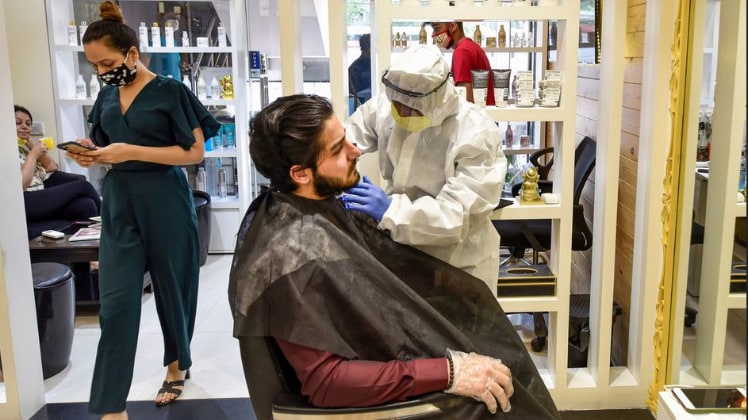 रविवार से नाई की दुकान, स्पा, सैलून और ब्यूटी पार्लर खुल जाएंगे (फोटो-PTI)
