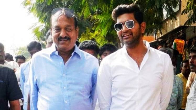 टीडीपी के पूर्व विधायक जेसी प्रभाकर रेड्डी और उनके बेटे जेसी अस्मित रेड्डी