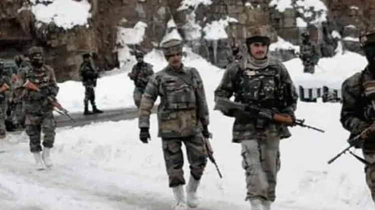 गश्त करते भारतीय सैनिक (फाइल फोटो)