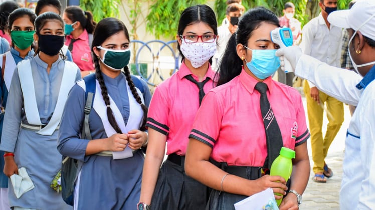 जबलपुर में परीक्षा केंद्र के बाहर थर्मल स्क्रीनिंग (फाइल फोटो-PTI)