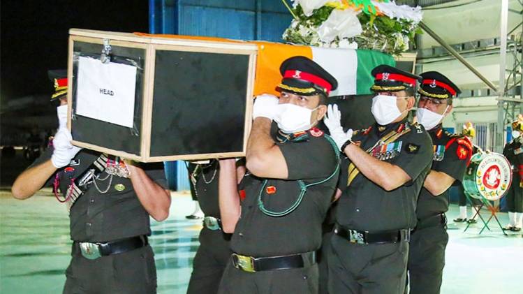 हैदराबाद पहुंचा शहीद कर्नल संतोष बाबू का पार्थिव शरीर (PTI)