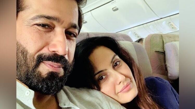 पति संग काम्या पंजाबी