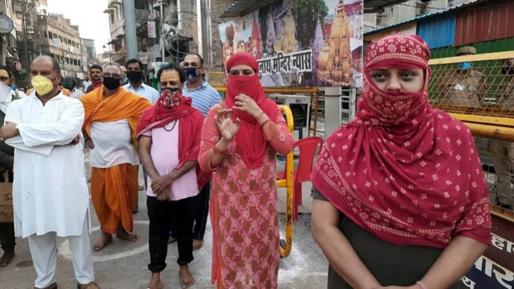 दर्शन के लिए पहुंचे श्रद्धालु