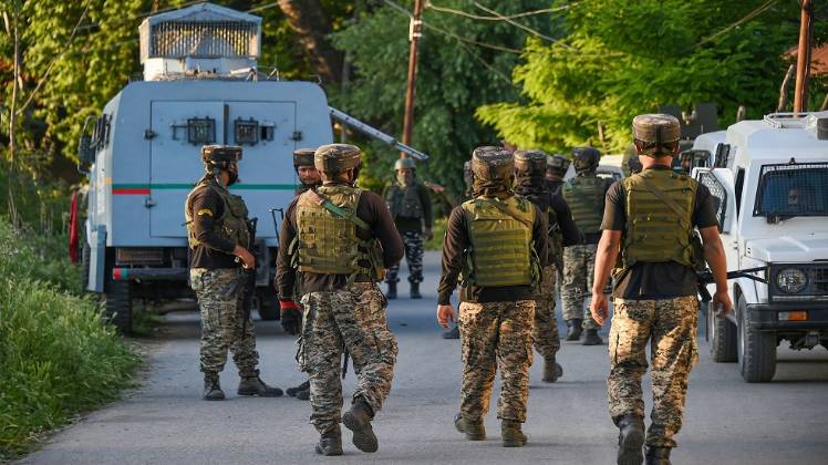 कश्मीर घाटी में सुरक्षाबल लगातार चला रहे हैं सर्च ऑपरेशन (फाइल फोटो-PTI)