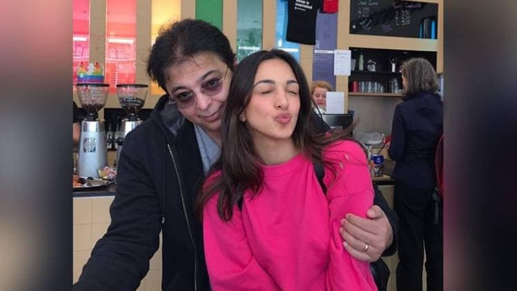 कियारा आडवाणी अपने पिता के साथ