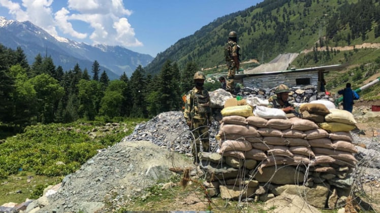 लद्दाख में तनाव बढ़ने के बाद सीमा सुरक्षा में लगे बीएसएफ के जवान (फाइल-AFP)