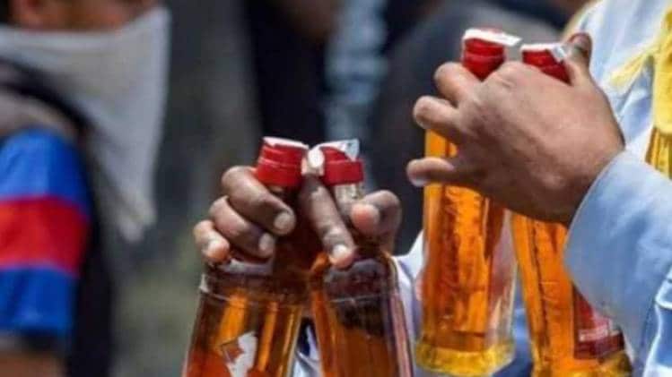दिल्ली में बुधवार से सस्ती हो जाएगी शराब (फाइल फोटो)