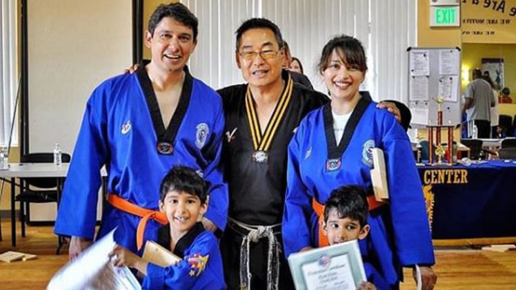 माधुरी दीक्ष‍ित अपनी फैमिली और ताइक्वांडो मास्टर के साथ