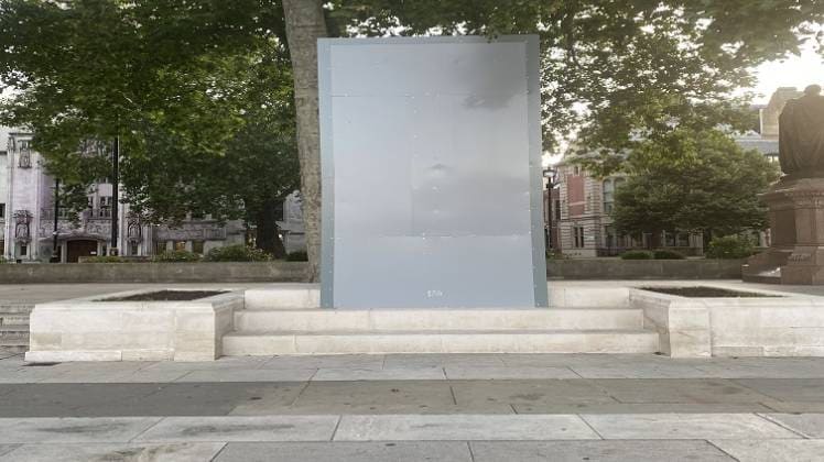 पालियामेंट स्क्वॉयर में मूर्ति को किया गया कवर (फोटो-लवीना टंडन)