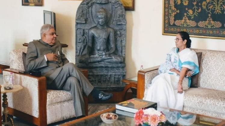 पश्चिम बंगाल के राज्यपाल जगदीप धनकड़ और सीएम ममता बनर्जी (फाइल फोटो)