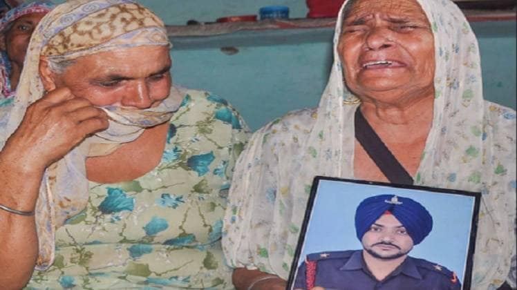 शहीद मनदीप सिंह का परिवार (PTI)