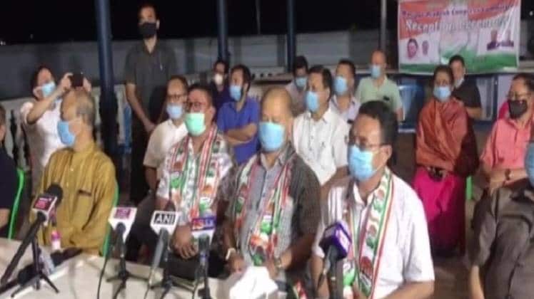 बीजेपी छोड़कर तीनों विधायक कांग्रेस में शामिल हुए