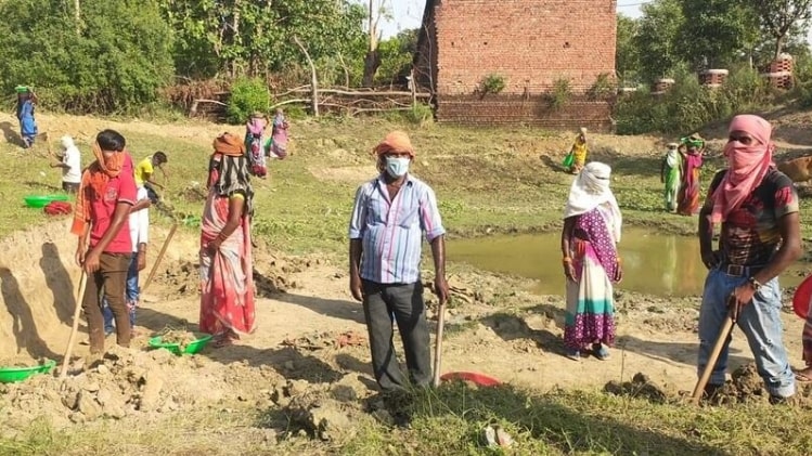 मनरेगा के तहत काम के दौरान मजदूर (फोटो- आजतक)