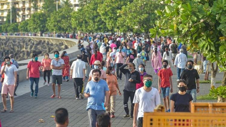 मरीन ड्राइव के किनारे मॉर्निंग वाक करने आए लोग (फोटो-पीटीआई)