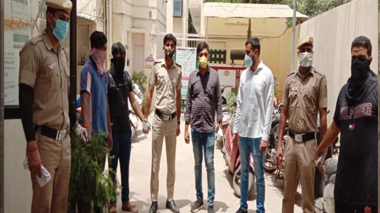 पुलिस की गिरफ्त में तीन बदमाश (Photo- Aajtak)