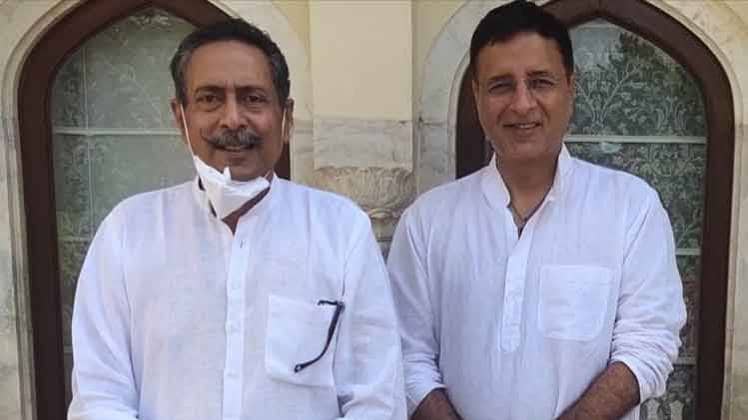 कांग्रेस नेता रणदीप सिंह सुरजेवाला और पर्यटन मंत्री विश्वेन्द्र सिंह