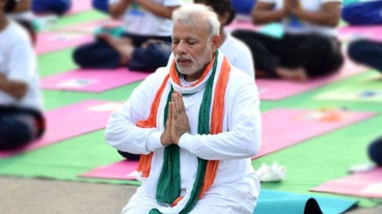योग करते पीएम मोदी (फाइल फोटो)
